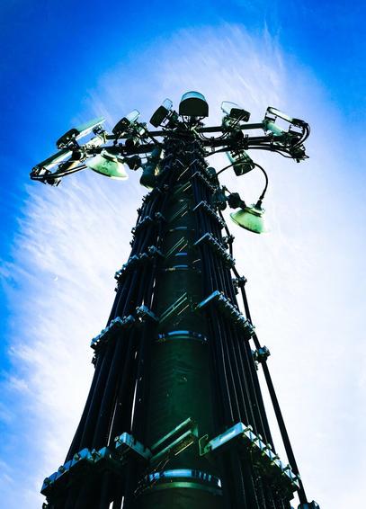 Handymast vor dramatischem Himmel