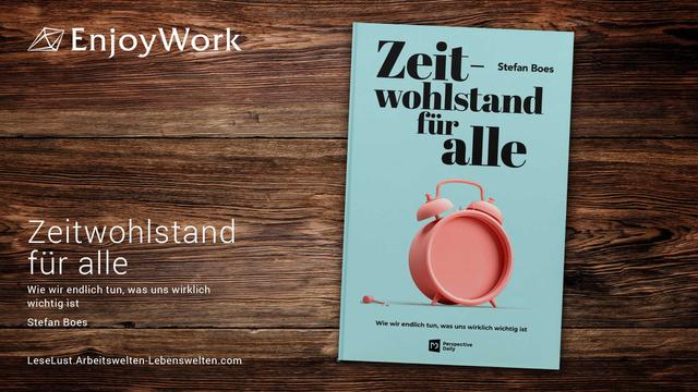 Auf einem Holz-Schreibtisch (Ansicht von oben) liegt das Buch "Zeitwohlstand für alle" von Stefan Boes. Das Buch-Cover ist in einem hellen Türkis gehalten. Der Titel prangt in großzügigen Buchstaben. Als Aufmacher dient ein Retro-Wecker ohne Ziffernblatt mit zwei großen Glocken fürs Wecken. Der Zeiger liegt daneben. Dieser Wecker hat etwas Künstliches, Artifizielles (3D-Rendering, das wie Plastik wirkt) – was vielleicht auch damit zusammenhängt, dass es ein schweinchen-rosa ist.