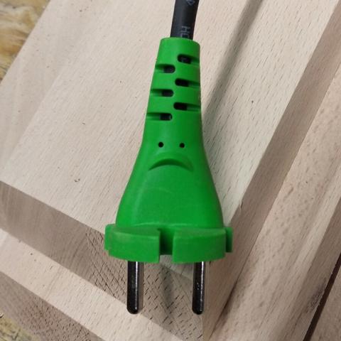 [fr]Prise électrique verte avec deux points et un arc formant un visage mécontent.
[en]Green power plug with two points and an arc figuring an unhappy face