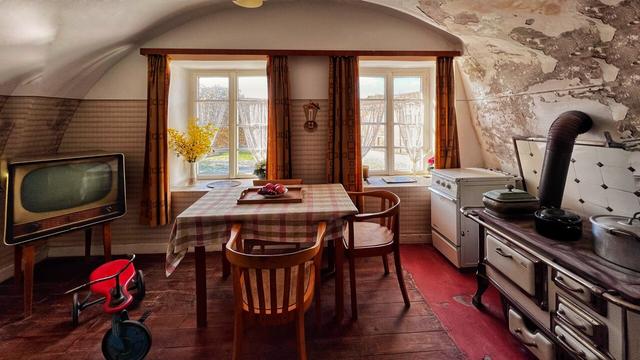 Eine Stube aus den 50ern mit Herd, Tisch & TV