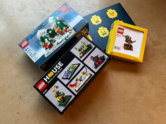 4 Lego Gift With Purchase sets that were included in this week’s Lego VIP Black Friday sales: Winter Elves, House Home of the Brick, Baking tray and Flying Dragon