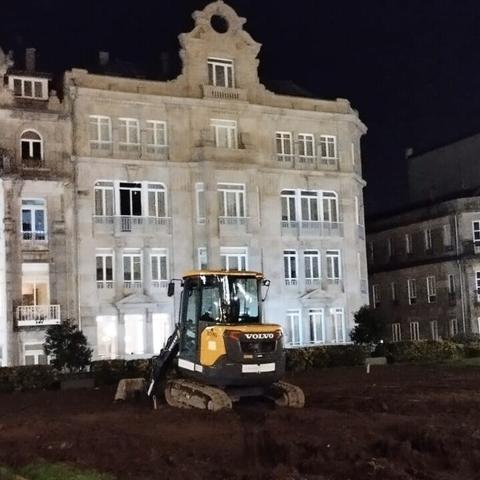 Escavadora na Praza de Portugal