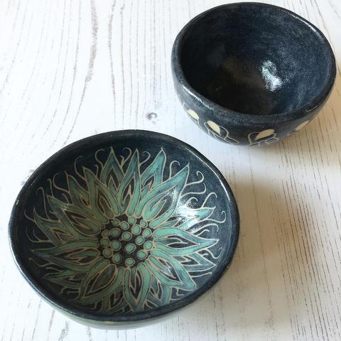 Two small stonware pinch posts with decoration.