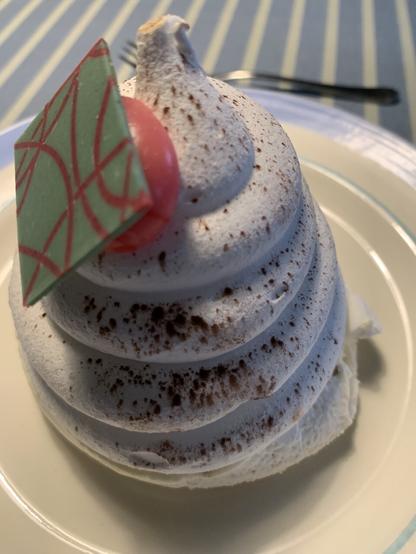 Konditorkagen Bikuben, der består af hvid marengs formet som en bikube.
Indeni er der flødeskum & chokoladestykker.
Bikuben er drysset med kakao og pyntet med et stykke chokolade