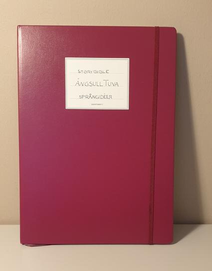 Picture of a large Leuchtturm notebook labled "Storybible, Ängsull Tuva, språngidéer".