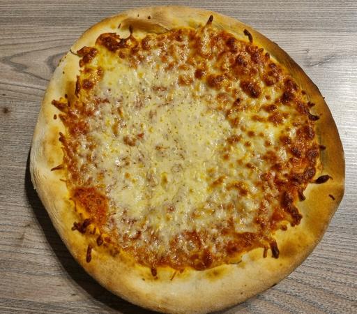 Man sieht eine Margaritapizza mit viel Rand