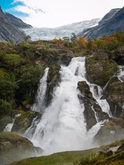 Wasserfall unterhalb eines Gletschers in Norwegen