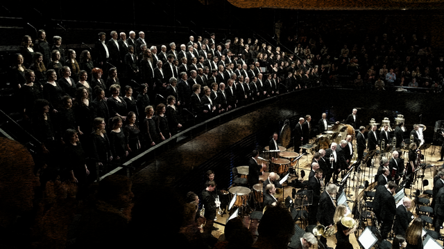 Le choeur de l'Orchestre de Paris, debout sur les gradins de l'arrière-scène, et les percussions, cuivres et vents de l'orchestre sur la scène, aux saluts.