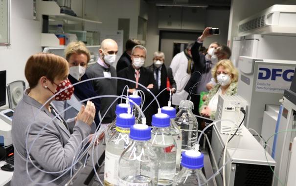 NRW Wissenschaftsministerin Ina Brandes besucht das CECAD Forschungszentrum