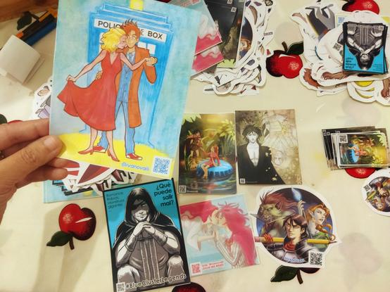 En la imagen pueden verse variedad de calcomanías hechas por la mastodonta Iliana Ivanova, principalmente fanart de Dr Who, Sandman y Studio ghibli.