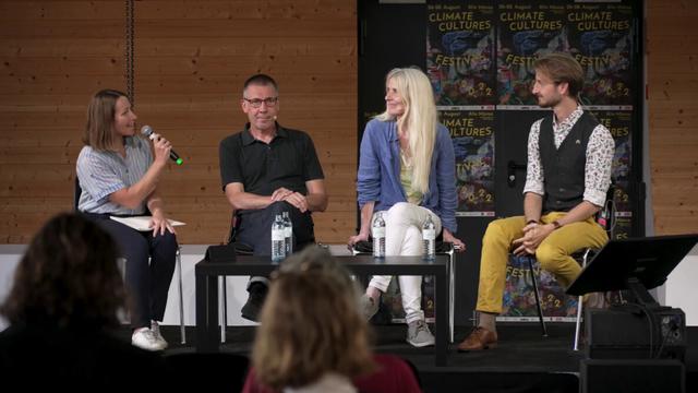 Diskussionsrunde beim Climate Cultures Festival Berlin 2022 mit dem Titel "gegen!blicke" Zu sehen sind von Links nach rechts: Die Moderatorin und Autorin Juliane Schumacher, der Nachhaltigkeitsökonom Niko Paech, die Aktivistin und Vlokswirtschftlerin Friederike Habermann und der Autor und FridaysforFuture Aktivist Florian Schlederer aus Österreich.