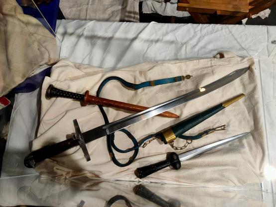Plusieurs sortes d’épées.