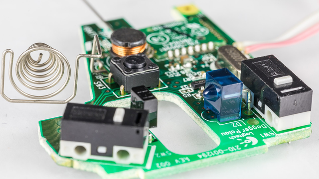 Die Platine der Computermaus: Vorne links und rechts die beiden Mikroschalter für die Mausbuttons, in der Mitte die LIchtschranke für das Mausrad.