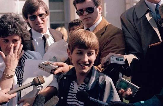 Ryan White and his mother, Jeanne White-Ginder (left), with reporters after a judge threw out a temporary injunction that barred him from attending classes at Western Middle School in Russiaville, Indiana, 1986.