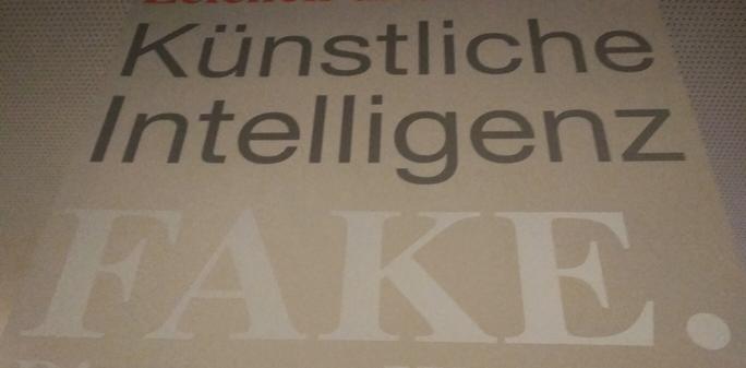 Fotoausschnitt von Ausstellungswerbung im Museumsrestaurant: "Künstlichr Intelligenz FAKE."