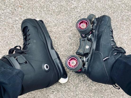 My two feet: The left is wearing a brand new inline skate (THEM 909 black 2021), the right a quad skate (Chaya Ruby with Famus aluminium core wheels and Chaya’s slideblock).