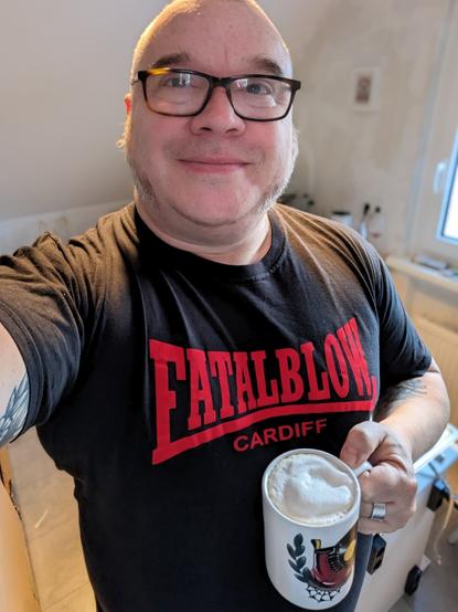 Kaffeegruß und Selfie mit Shirt von Fatal Blow