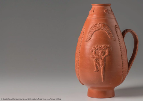 Römische Kanne, die einen tanzenden Dionysos zeigt. © Staatliche Antikensammlungen und Glyptothek, fotografiert von Renate Kühling