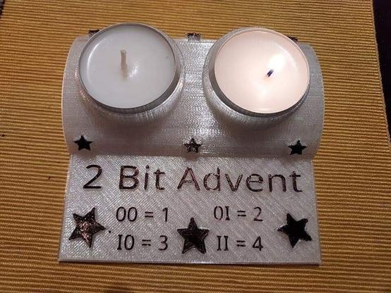 Ein binärer Adventskalender besehend aus 2 Teelichtern.