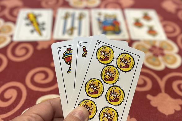 Mano de tres cartas de baraja española/italiana