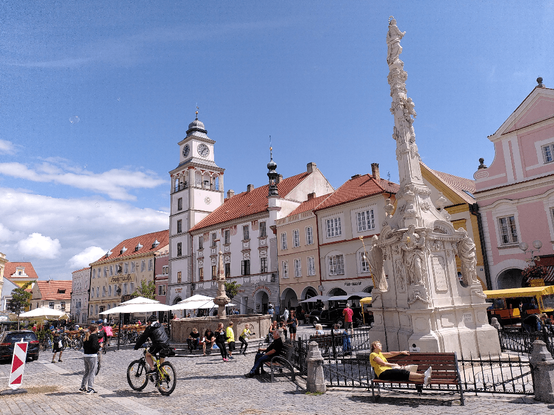 Plaza de Trebon (República Checa) un día caluroso de verano