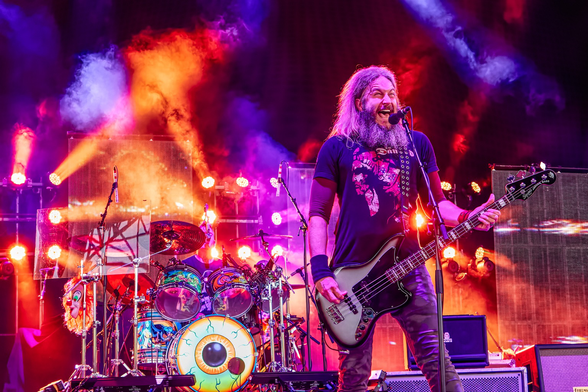 Mastodon plays live