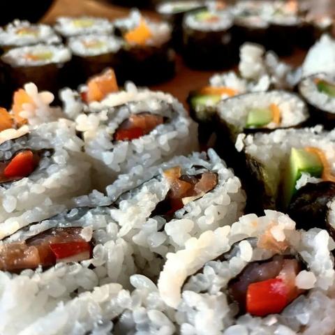 Bild zeigt verschiedene Sorten Sushi