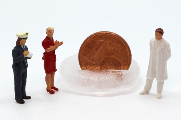 Skandalöser Verdacht.
Sollte etwa auch eine Coronautin von einem ausländischen Unterdrückungsstaat bestochen worden sein?

Zwar konnte Prof. Dr. Heilsam, Leiter des coronautischen Universitätskrankenhauses, bei der Verdächtigen keine auf eine Bestechung hinweisende Stichwunde nachweisen. Dennoch wurde das Vermögen der mutmaßlich Bestochenen vorsorglich von der coronautischen Polizei eingefroren.

Coronaute: Das Einfrieren erfolgte nachhaltig unter Nutzung der aktuellen Außentemperaturen!