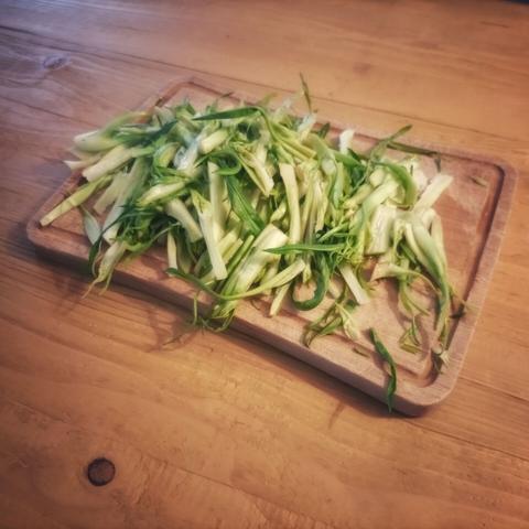 Tagliere con puntarelle tagliate