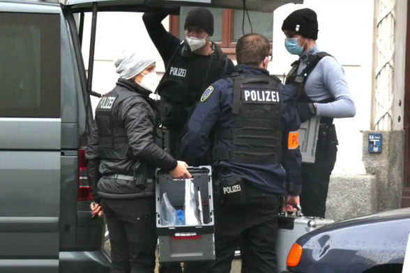 Polizeibeamten bei einer Durchsuchung bei der Letzten Generation in Leipzig