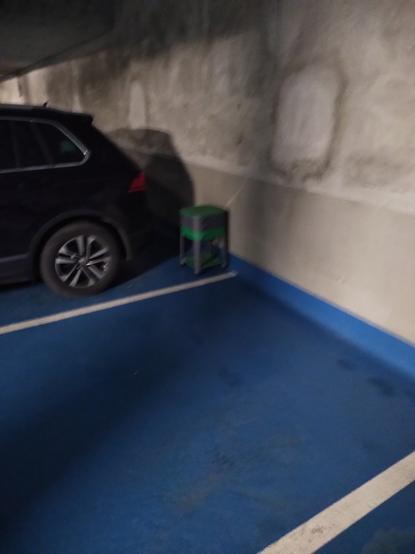 Un #lombricomost vers et gris plus petit est installé sur une place de parking voisine dans le même sous sol derrière une autre voiture.