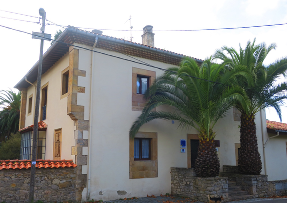 Perteneció esta #casona a los Vigil de Quiñones y Lavandera. Fechada en 1636, se encuentra ante la iglesia de #Caldones #Gijón #Asturias.