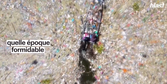 Générique de quelle époque formidable
par Sébastien Fontenelle

Canot à rames vu de haut dans un océan de déchets plastiques.