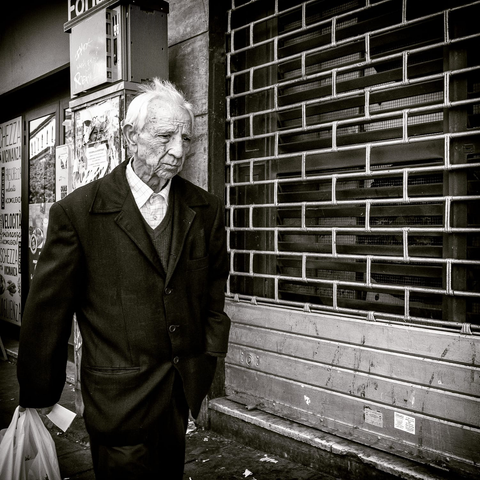 Foto street bianco e nero. Anziano. Napoli.