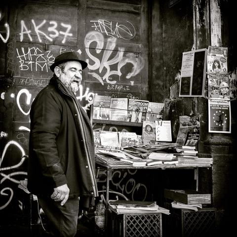 Foto street bianco e nero. Giornalaio. Napoli.