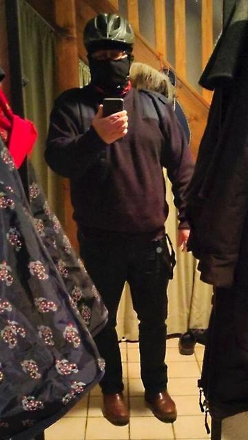 Selfi. Ich mit Fahrradhelm , Sturmhaube,
dickem Pullover im Spiegel