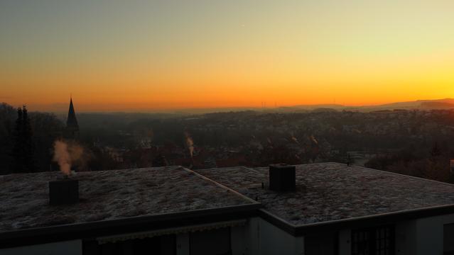 Blick auf die Altstadt: Befrorene Dächer , Dampfwolken der Gasheizungen. Morgendliches Licht