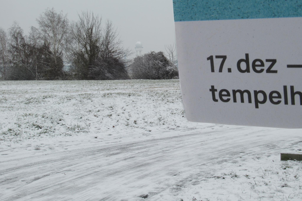 Schild "17. Dez." auf eingeshcneitem Tempelhofer Feld
