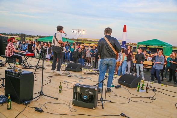 eine Band (Udo Butter & das Team) spielt auf der Bühne des provisorischen Luftschloss-Aufbaus