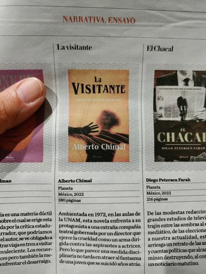Un fragmento de una página de periódico. Es una columna de novedades bibliográficas donde se destaca la portada de la novela "La visitante" de Alberto Chimal.
