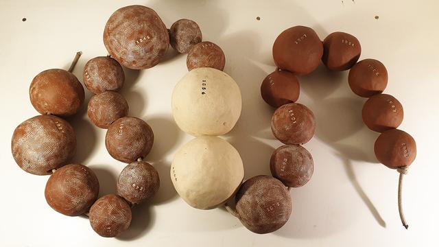 Data-sculpture of clay balls of various sizes that represent the floods of the Loire river by water heights, btw 1800 and 2003