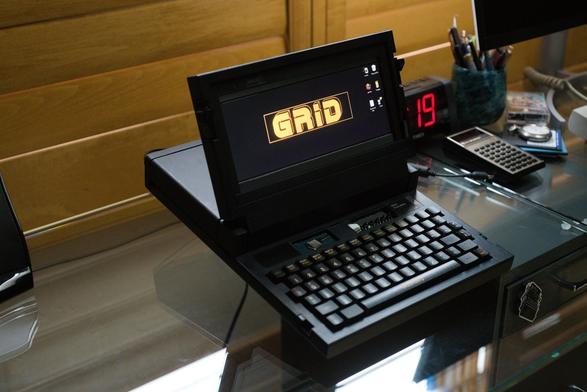 Laptop custom hecha con el cuerpo de una antigua GRiD Compass