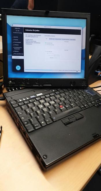 Bild zeigt einen IBM Lenova Thinkpad X61, dass mit einem Kubutu flott gemacht wird, nachdem es lange ungenutzt im Regal lag.