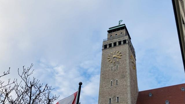 Bild zeigt den Rathausturm, die Uhrzeiger zeigen etwa 14:20 Uhr an.