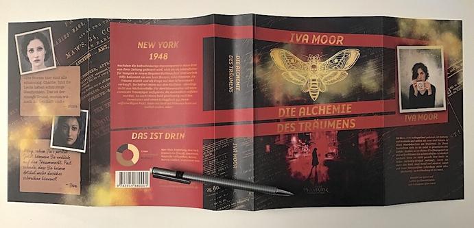 Umschlag von »Die Alchemie des Träumens« von Iva Moor bei Art Skript Phantastik mit aufgeklappten Broschurflappies.