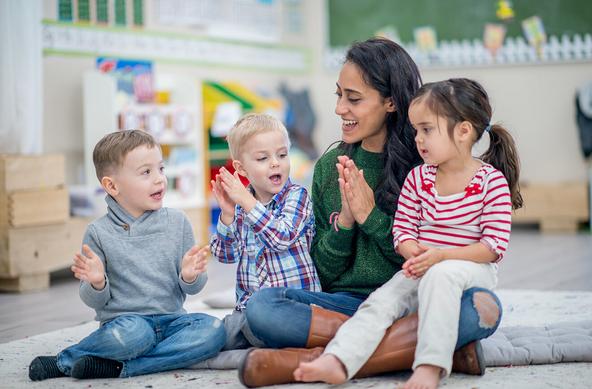 Kinder atmen im Vergleich zu Erwachsenen weniger kleine Tröpfchen aus den unteren Atemwegen aus.

Foto: © FatCamera / iStock