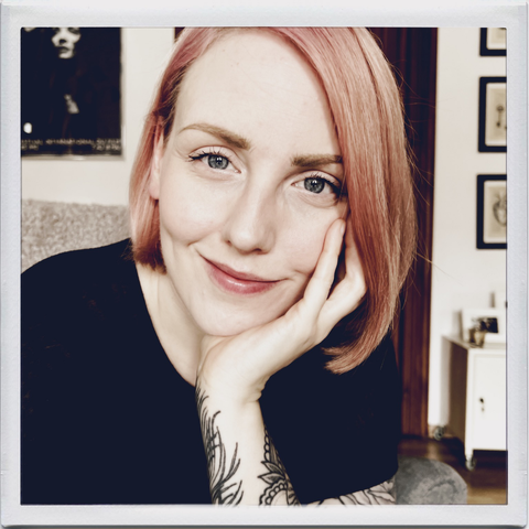 Ein Portrait von mir, auf dem ich in die Kamera lächle.