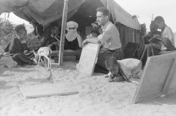 Fonds Marceau Gast – Ahaggar – Un instituteur chez les touaregs –Troisième période de l’instituteur Marceau Gast dans la région du Tamesna, 1953-1954 avec sa classe sous la tente d’école vers 1954
