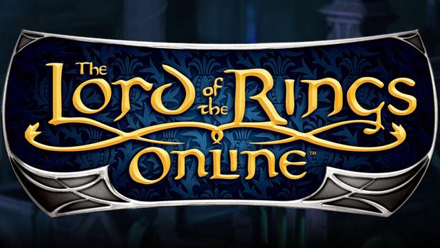 Logo do jogo. O título "The Lord of The Rings Online", em letras douradas ornamentadas, numa placa com um padrão floral azul escuro no fundo e bordas prateadas.