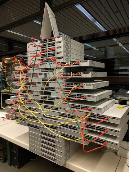 Christbaum, aus Netzwerk-Equipment gebastelt.